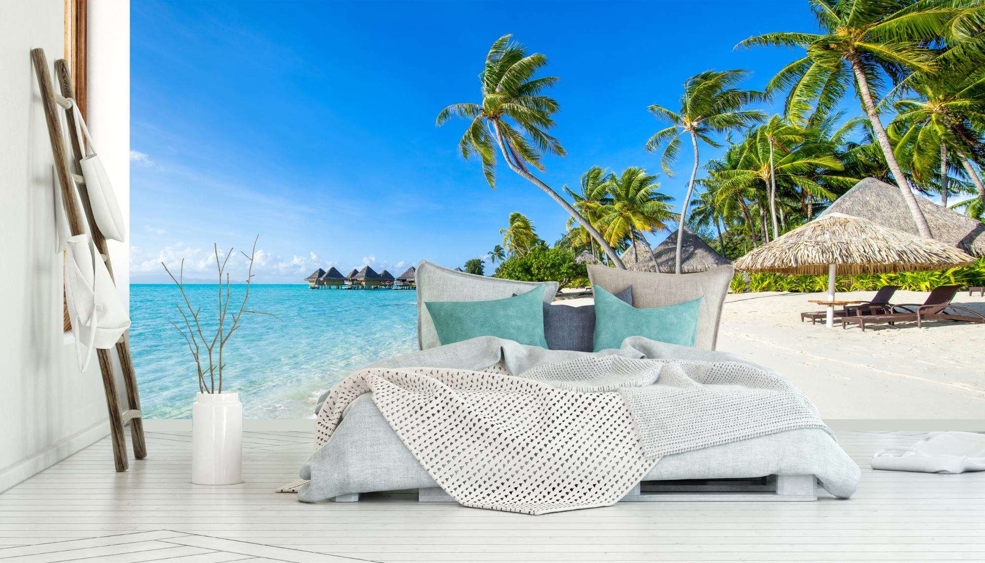 Bali Strand met Palmbomen en Bungalows