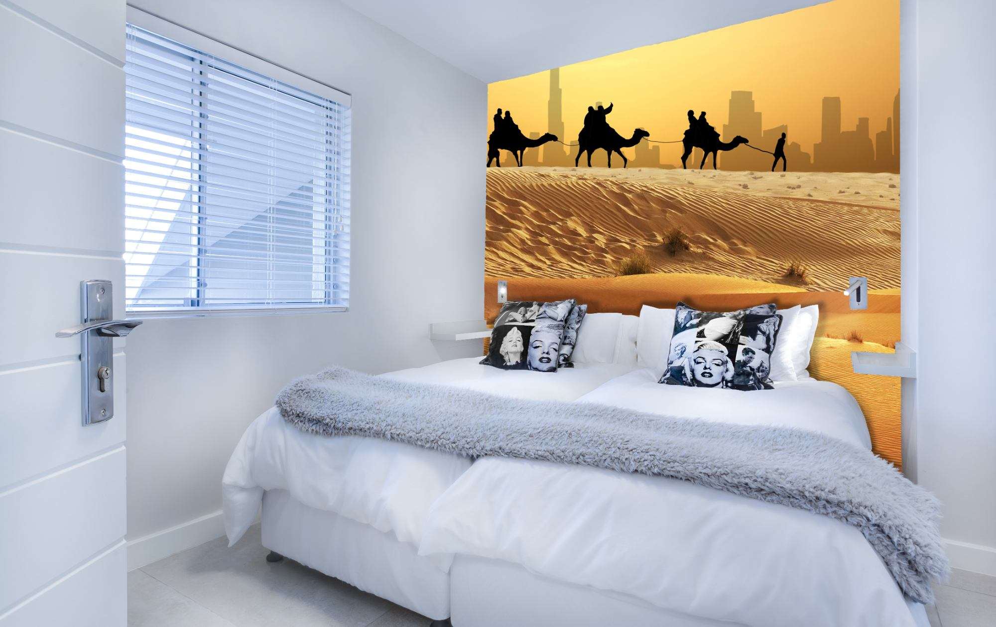 Dubai Woestijn met Kamelen en Skyline bij Zonsondergang