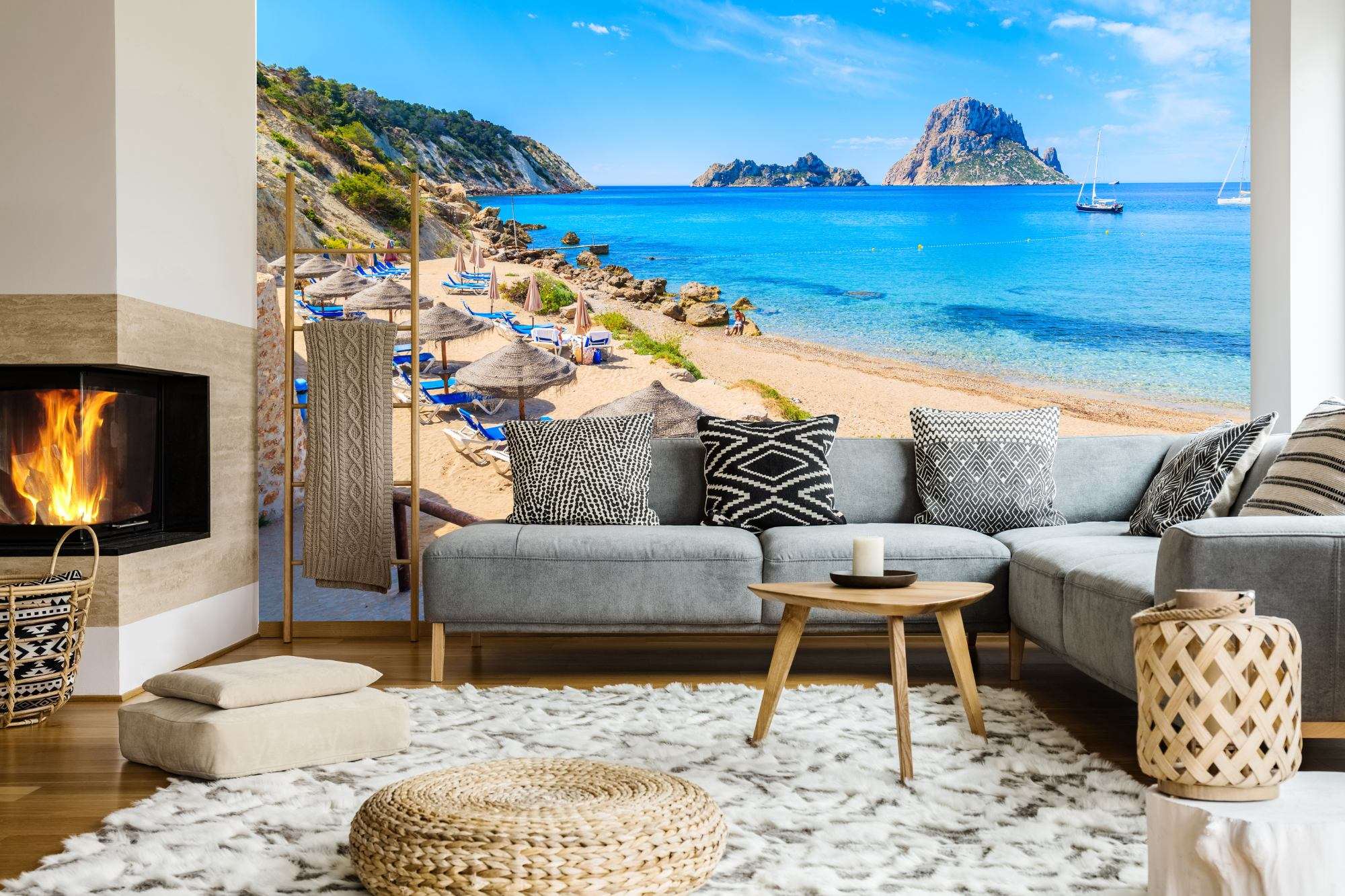 Ibiza Strand met Turquoise Zee en Rotskust
