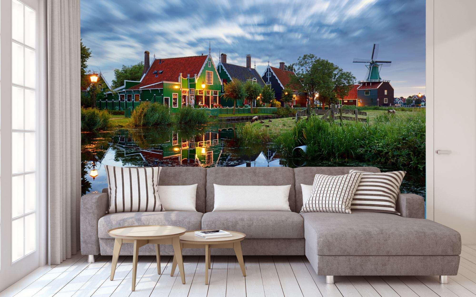 Nederlandse Boerderij met Molen bij Avond