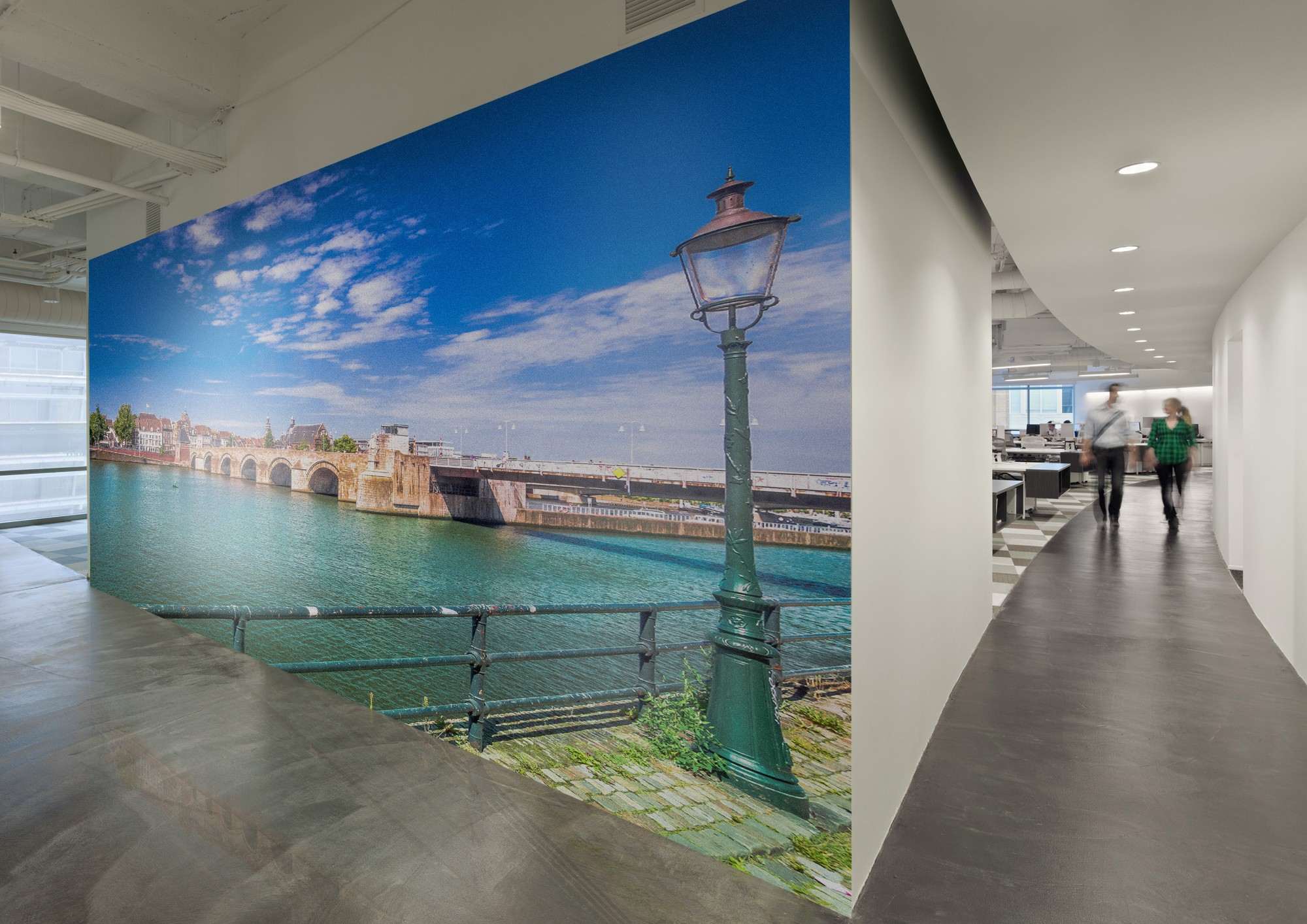 Nederlandse Rivier met Brug en Stad Maastricht