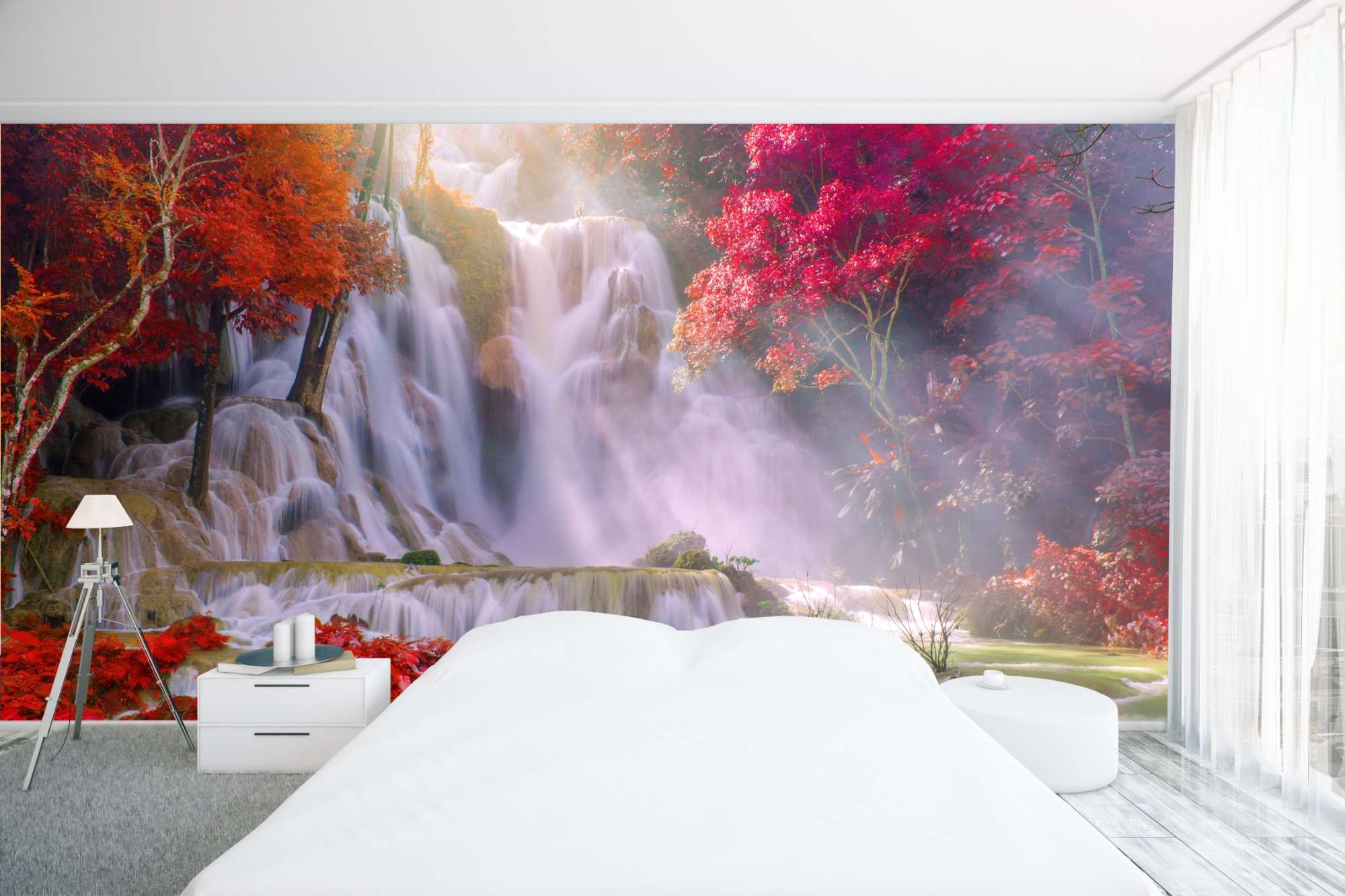 Romantische Waterval met Rode Bloesem