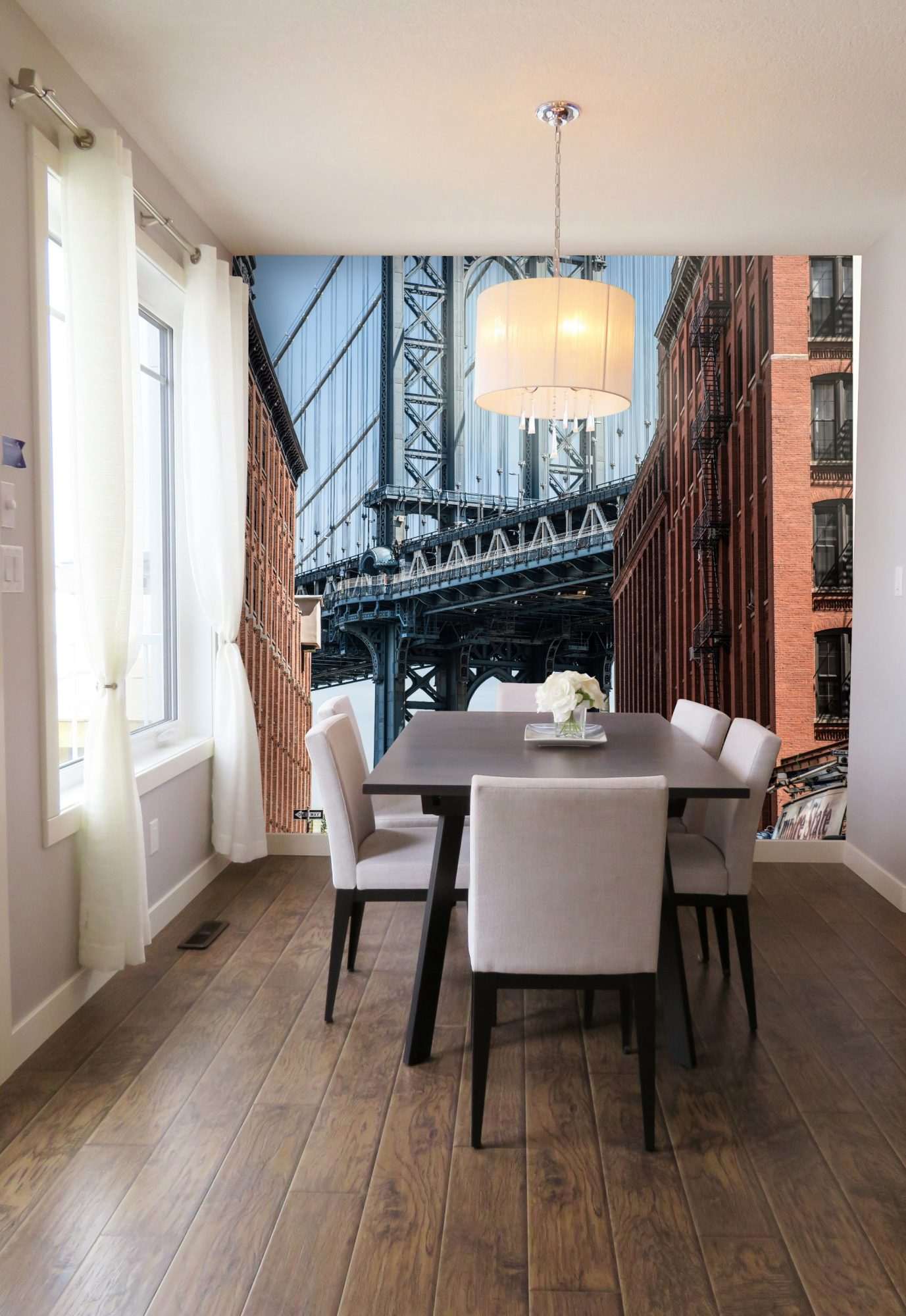 Stalen Stadsbrug tussen Bakstenen Gebouwen