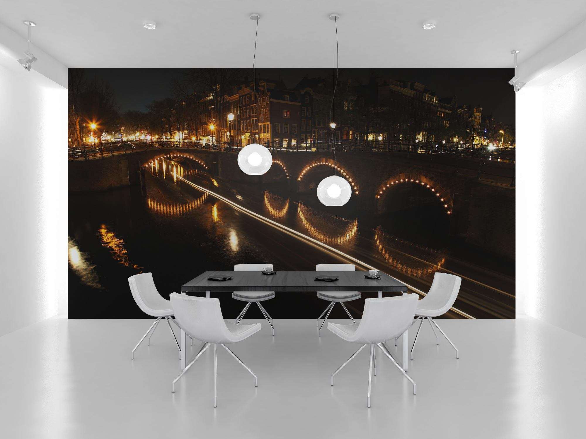 Verlichte Stadsbrug in de Nacht