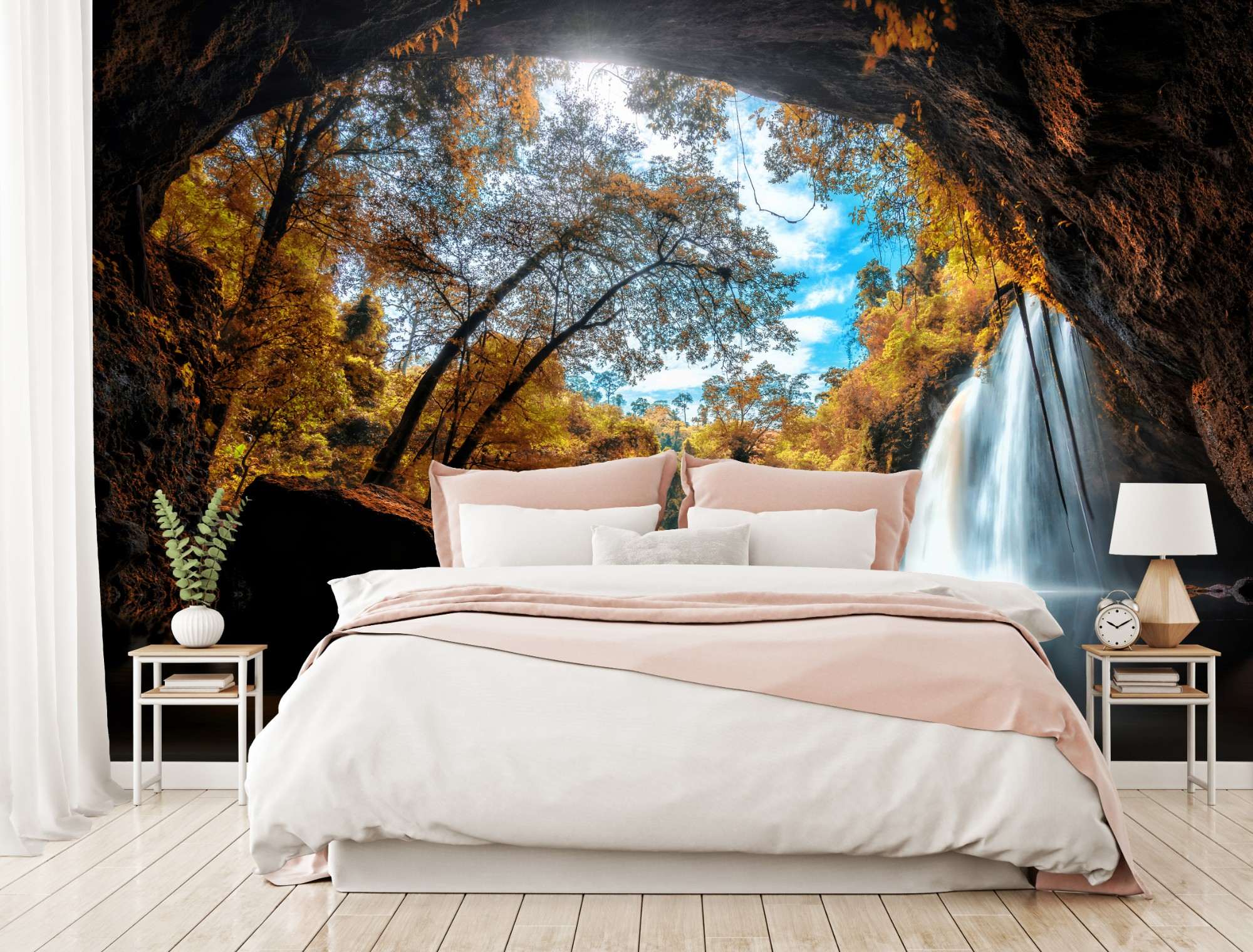 Waterval in Grot met Herfstlicht