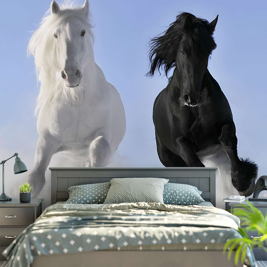 Zwart-Wit Paarden Galopperend in Sneeuw