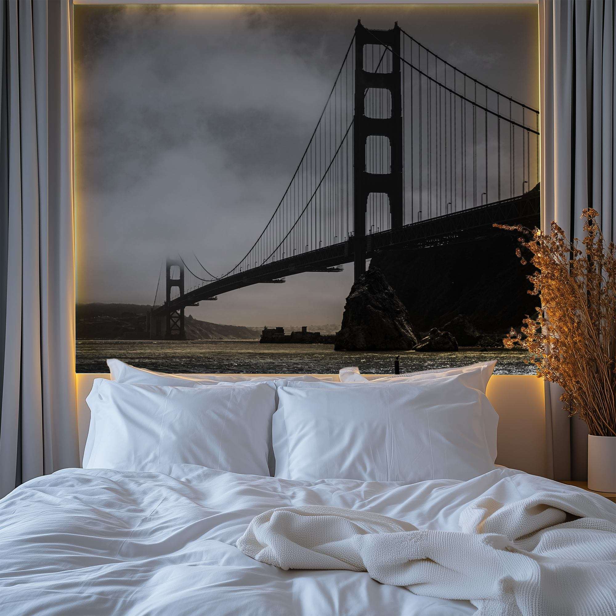 Zwart-Wit Hangbrug in Mistige Sfeer