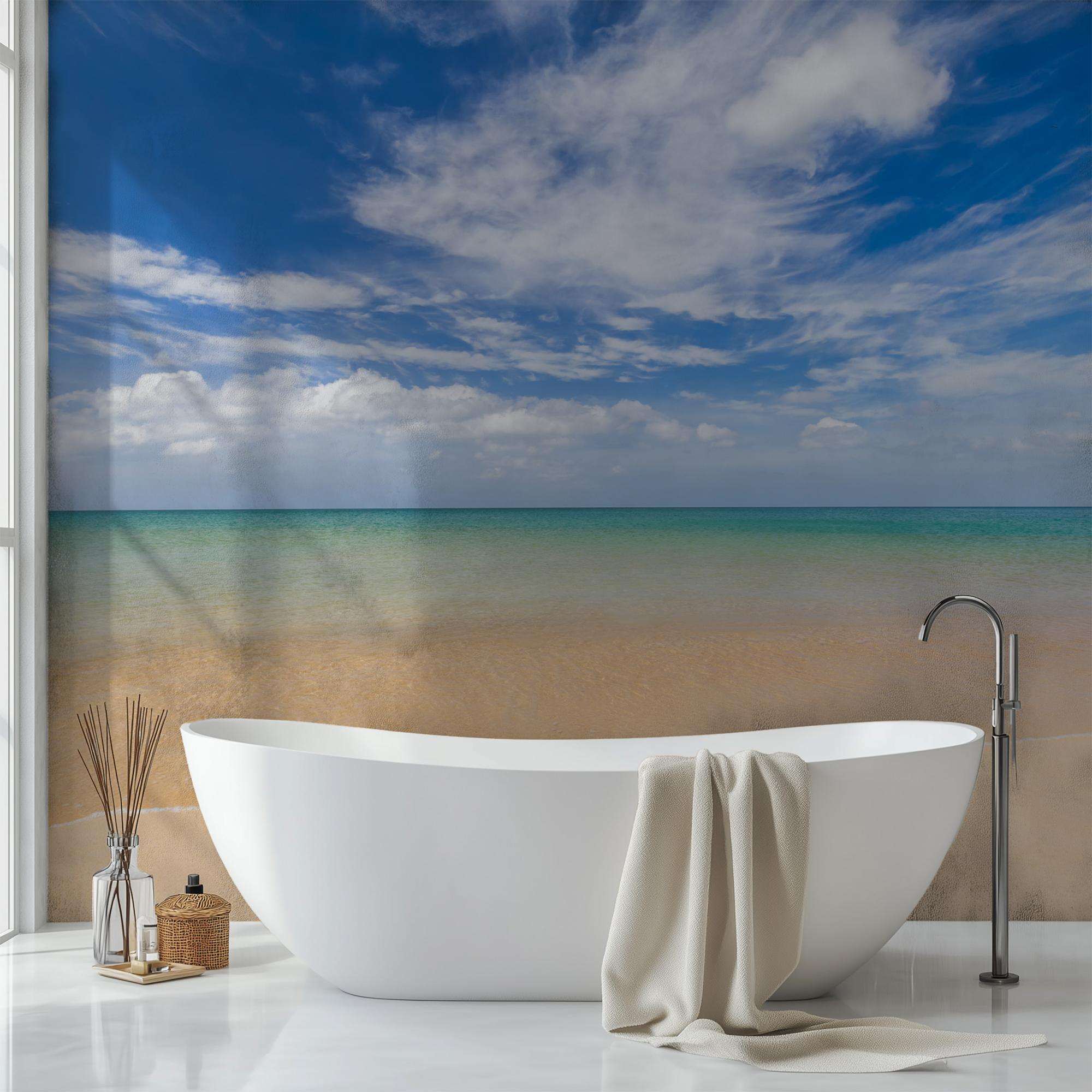 Rustig Strand met Open Zee en Wolkenlucht