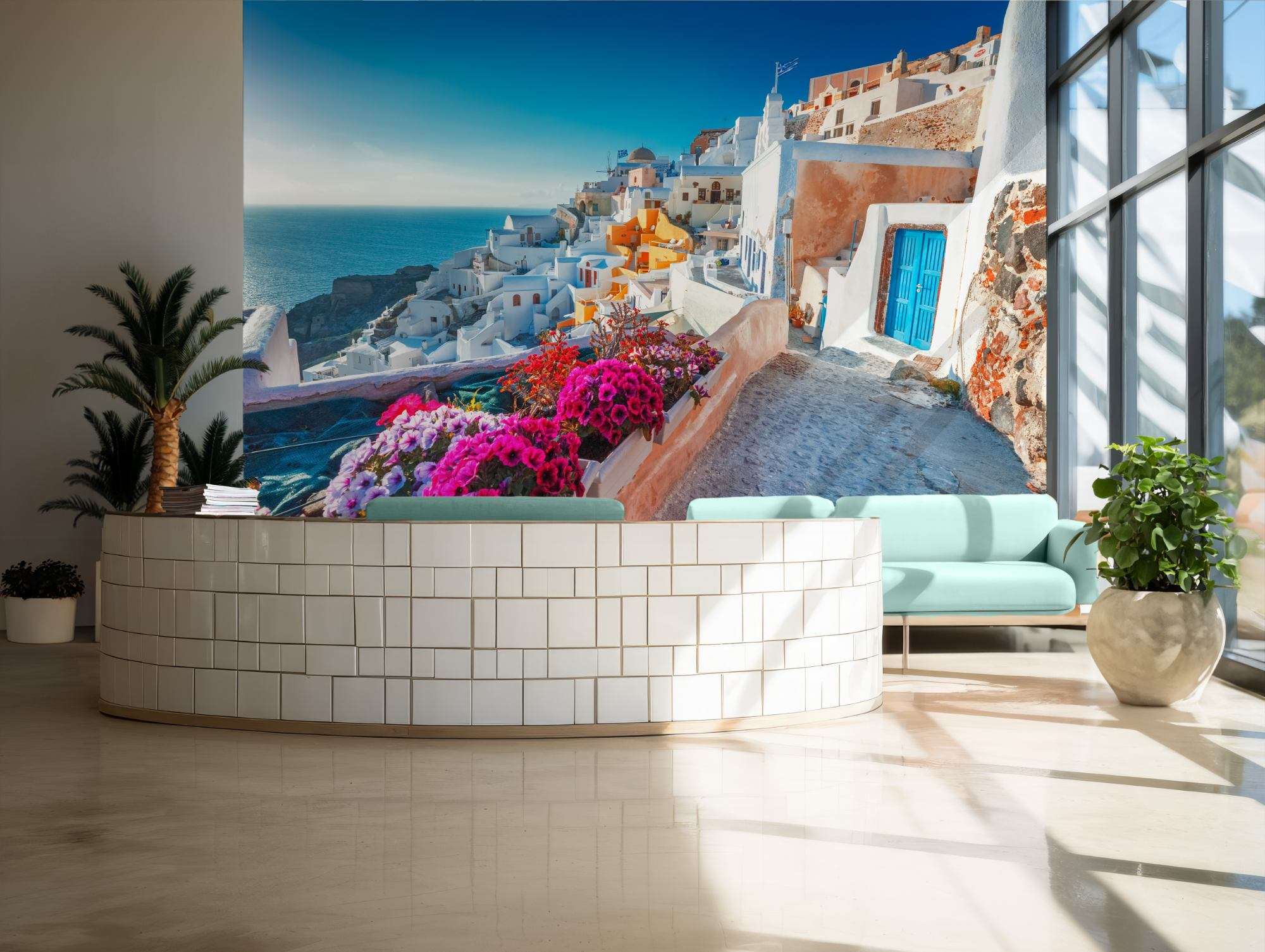 Santorini Wit-Blauw Dorp met Bloemen en Zeezicht