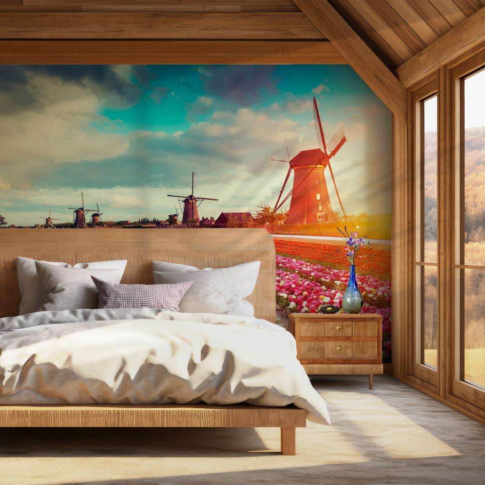 Tulpenvelden met Windmolen bij Zonsondergang