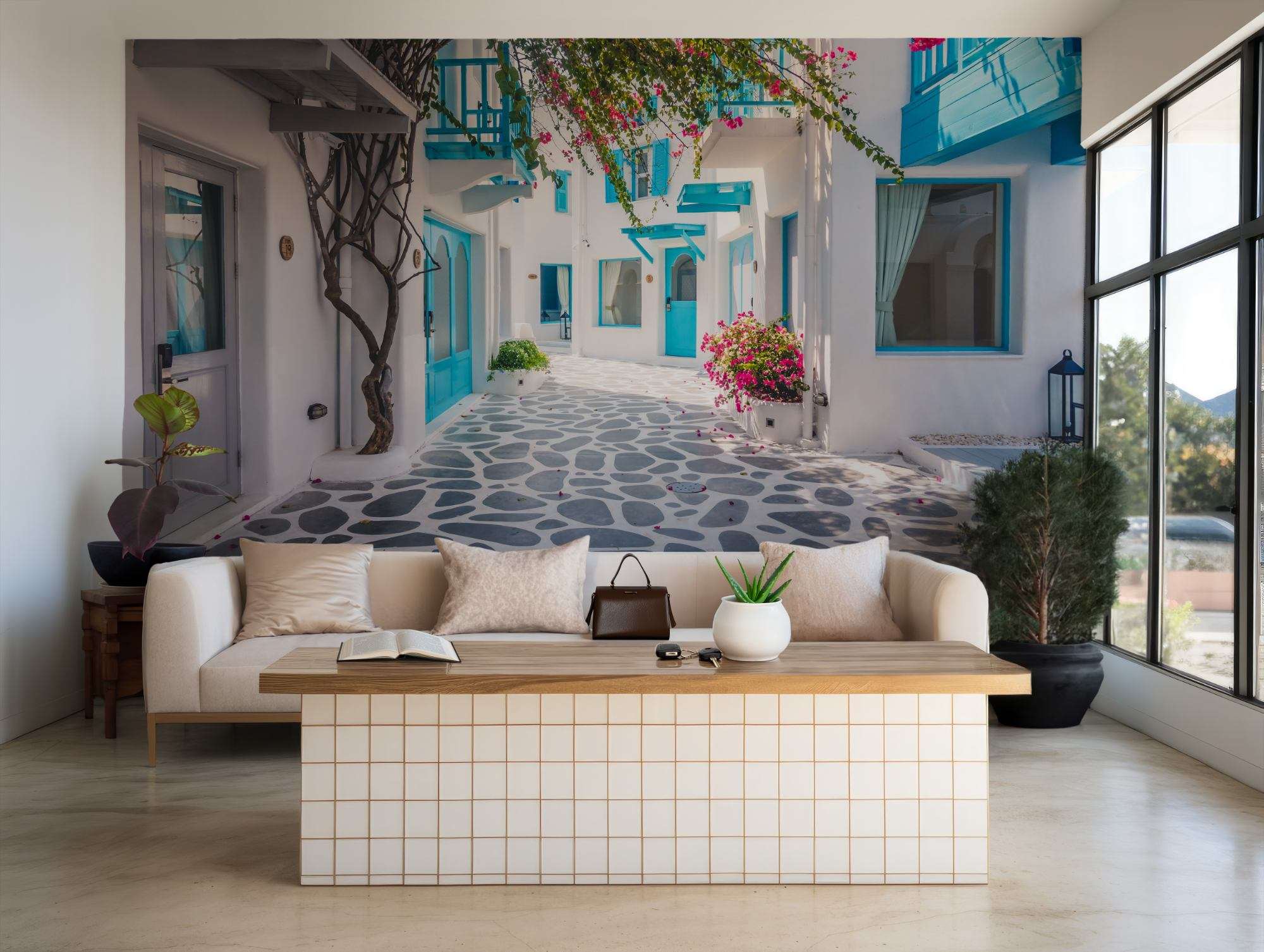 Santorini Straat met Gele Gevel en Blauwe Accenten