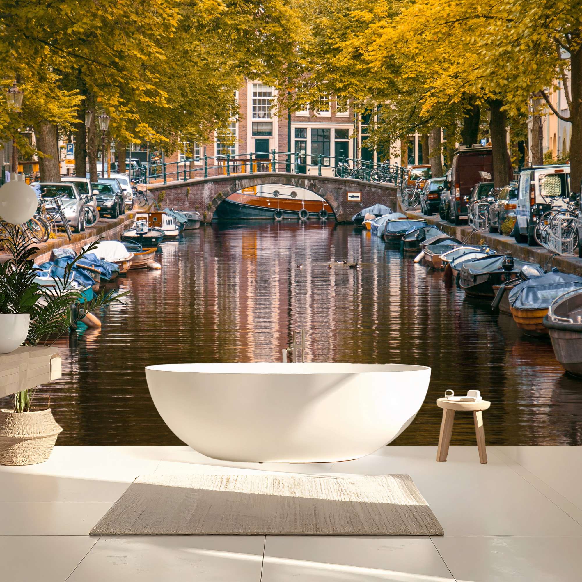 Amsterdam Gracht met Boten en Herfstbomen