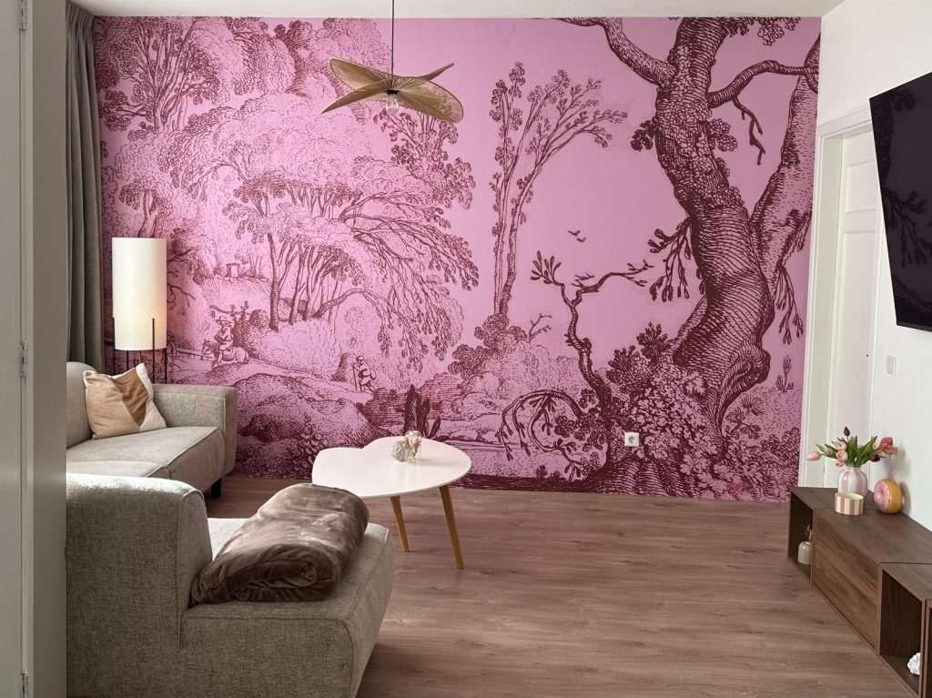 Woonkamer met roze panoramisch naadloos Airtex fotobehang over de volledige wand