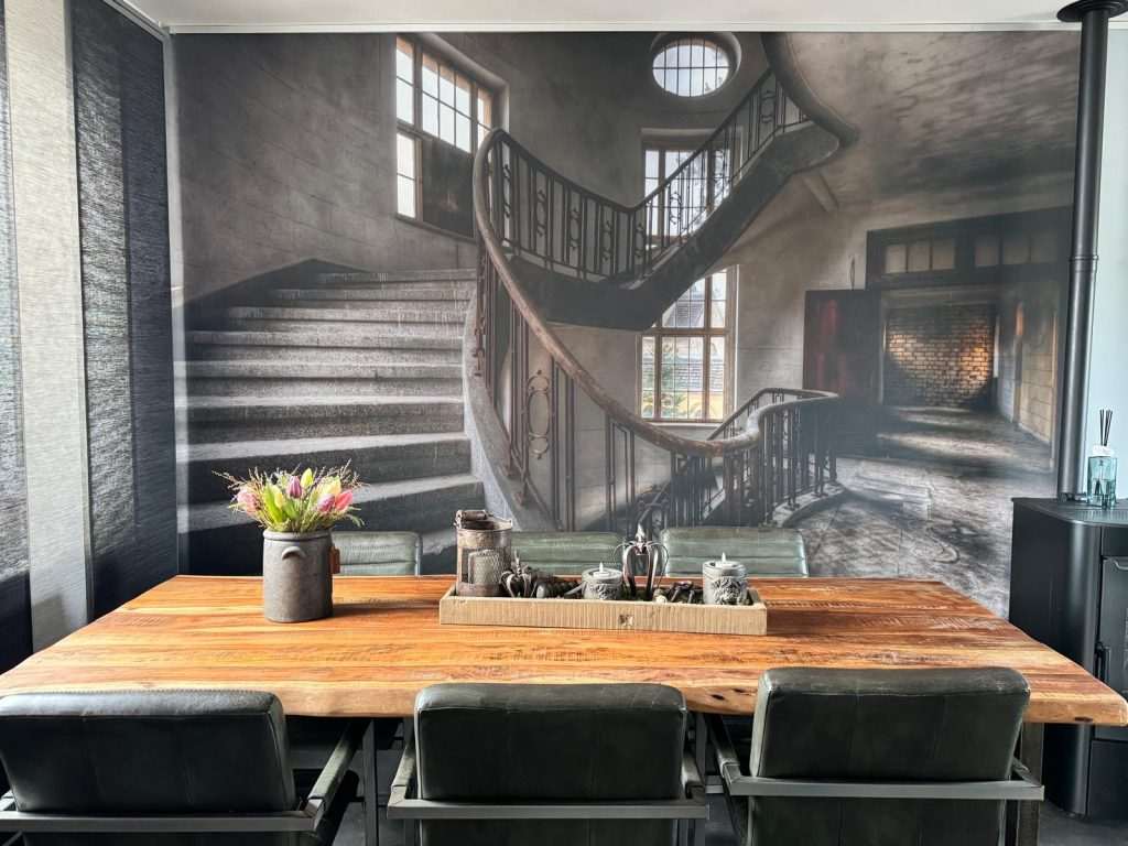Eetkamer met een industrieel trappenhuis als naadloos Airtex fotobehang