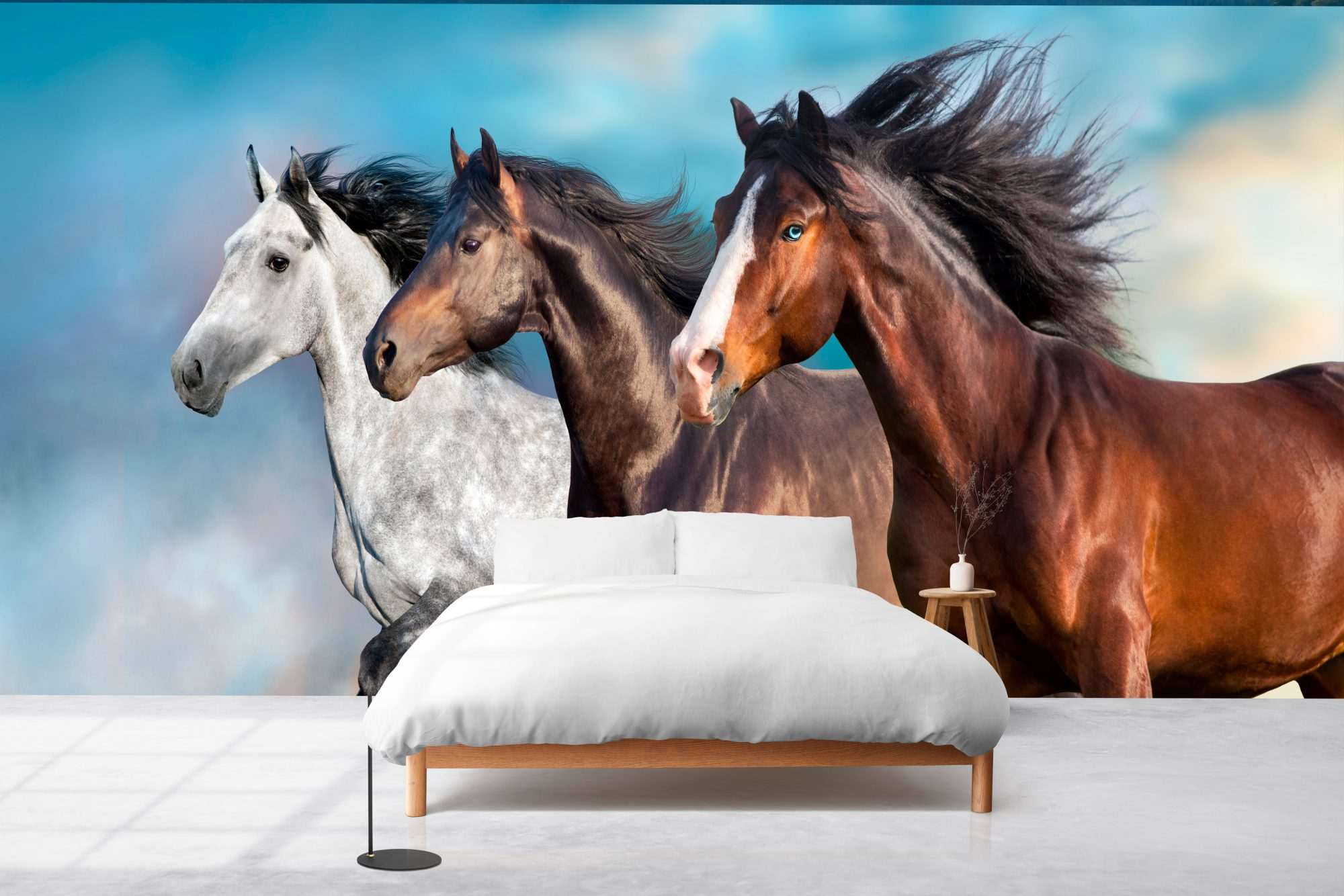 Fotobehang Galopperende Paarden onder Blauwe Lucht