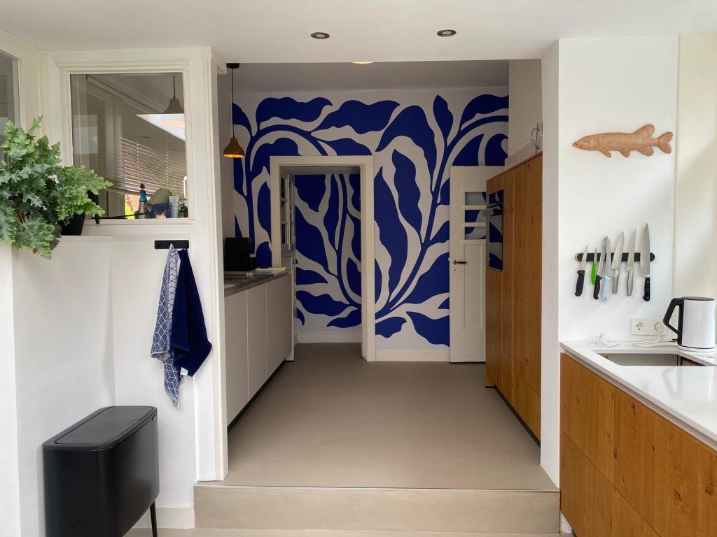 Keuken met een blauw-wit eigen ontwerp op naadloos Airtex fotobehang